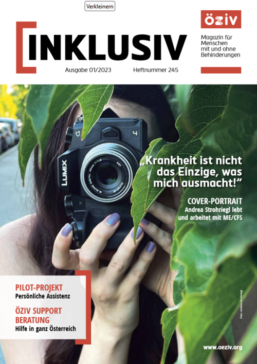 Eine Frau hält einen Fotoaparat vor ihr Gesicht um zu fotografieren. Vor ihrer Linse sind grüne Blätter zu sehen